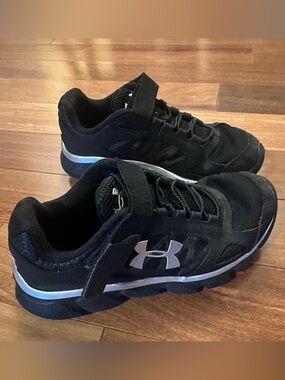 Under Armour Black Velcro Sneakers with Silver Accents Little Kids Sz 2 - GUC
